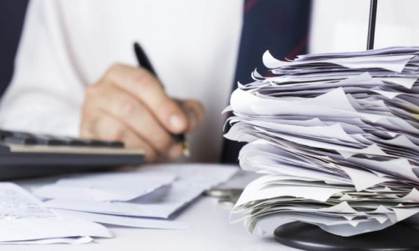 Paga mbi 1 mijë euro: Këta janë sektorët më të paguar në Kosovë