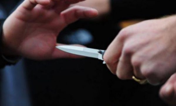 Një i mitur sulmon me thikë një të mitur tjetër – i dyshuari arrestohet, i lënduari në QKUK