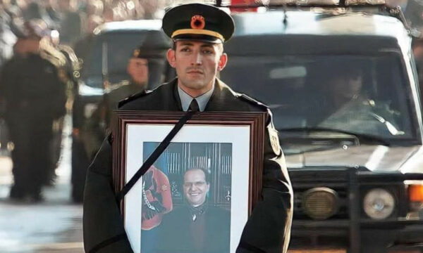 Rrëfimi i ushtarit që mbante fotografinë e Rugovës në varrimin e tij, si e kujton atë ditë?