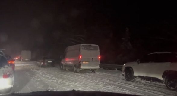 Bora ndalon trafikun në Slloveni, familje nga Kosova bllokohen për orë të tëra