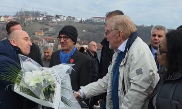 27 vjetori i Masakrës së Reçakut, William Walker nderon 45 shqiptarët e vrarë