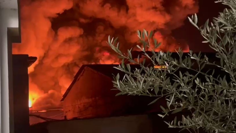 Zjarri i madh te ‘5 Maji’ në Tiranë – flakët jashtë kontrollit