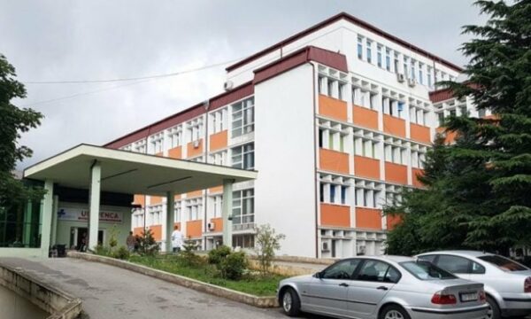 Aksidenti me një të vdekur në Pejë, Spitali: Viktima erdhi pa shenja jete, personi tjetër është në gjendje stabile
