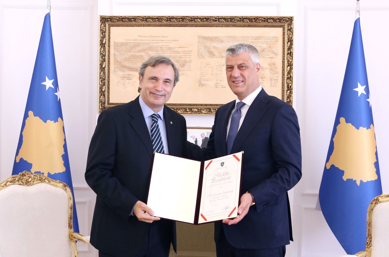 Pasardhësi i Skënderbeut, Loris Castriota Skanderbegh II, kujton nderimin me Medaljen e Dhjetëvjetorit të Pavarësisë së Kosovës
