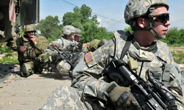 NATO pas raportimeve për reduktim të trupave amerikane në Kosovë: S’janë duke u shqyrtuar ndryshime të rëndësishme