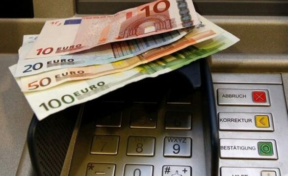 Dëmtohen tre aparate për pagesa në Fushë Kosovë dhe vidhen 200 euro