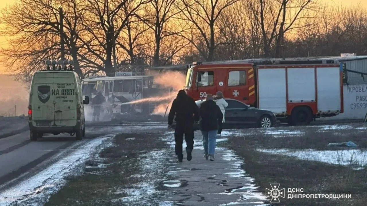 Sulmohet me dron një autobus në Ukrainë, 12 persona humbin jetën