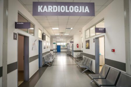 Skandal në QKUK: Pacientët blejnë çarçafë e jastëk me para të tyre, pasi mungojnë në klinikë