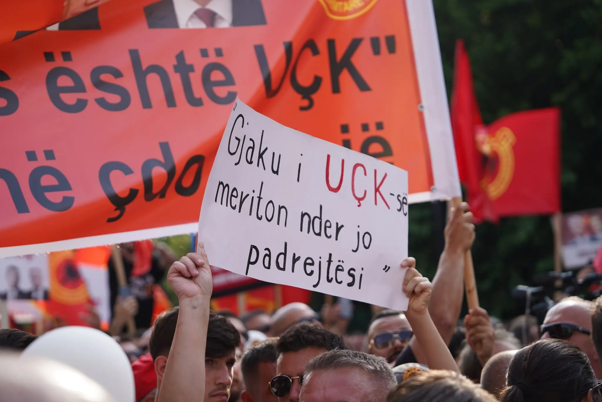 18-vjetori i shtetësisë gjen Kosovën mes festës dhe protestës