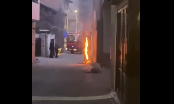 Zjarr në një shtyllë elektrike në Prizren, s’raportohet për të lënduar