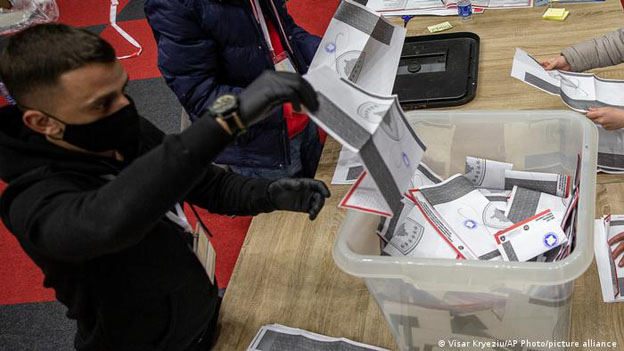 Ndalohen 19 kryesues në Suharekë, të dyshuar për dallavere me vota