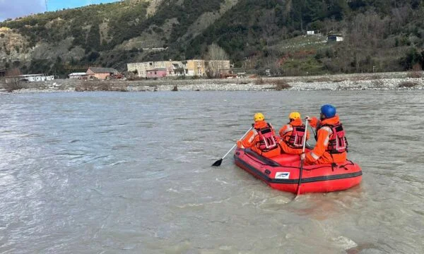 Dyshohet se një 42 vjeçar është hedhur në lumin Osum, autoritetet shqiptare në kërkim që nga ora 9 e mëngjesit
