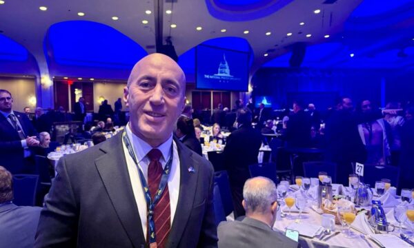 Haradinaj publikon fotografi nga salla në Uashington ku Trump pritet të mbajë fjalimin në Lutjet e Mëngjesit