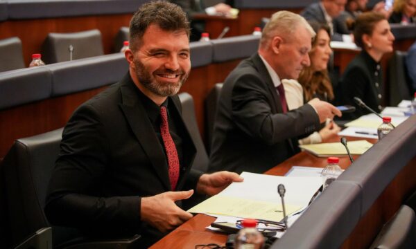 Sadiku për buxhetin: 4 ministritë e reja s’ekzistojnë financiarisht, tallje me kuvendin – Shteti nuk ndërtohet me improvizim
