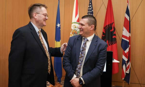 Abott e sjell ish-kreun e SPAK-ut në Prishtinë, Dumani iu mban ligjeratë gjyqtarëve, prokurorëve e policëve