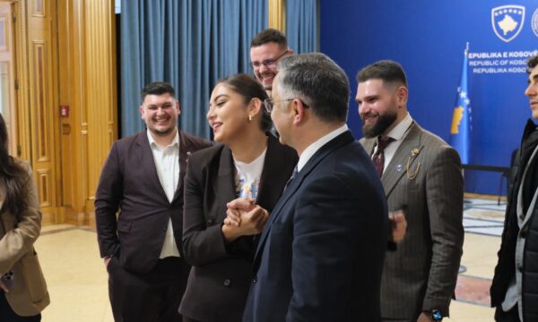 Besnik Tahiri pret në Kuvend disa të rinj nga Shqipëria, ishin të shoqëruar nga deputetja e parlamentit shqiptar
