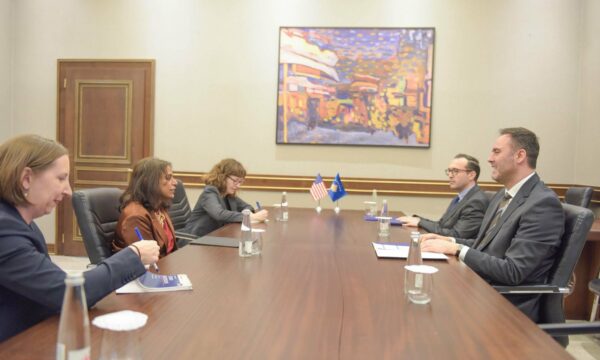 Konjufca e pret Prattipatin në MPJD, ia tregon prioritetet e politikës së jashtme të Kosovës