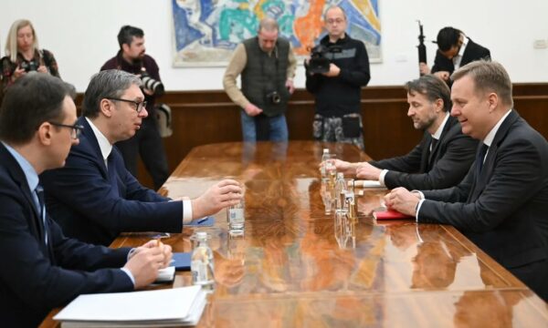 Vuçiq del jashtë temës me Sorensenin, ankohet për aleancën Kosovë-Kroaci-Shqipëri: Do t’i rrisë tensionet