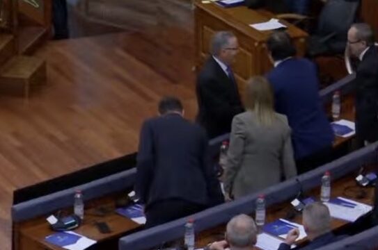 Bedri Hamza në sallën e Kuvendit, përshëndetet me Abdixhikun, Bajramin, Rugovën e Hotin
