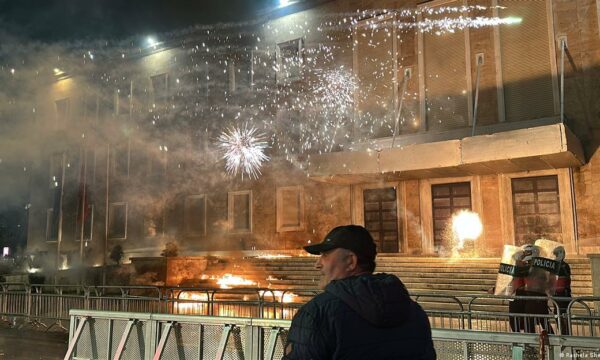 Paralelizma me Enver Hoxhën, molotov e gaz lotsjellës – çka ndodhi në protestën e opozitës në Tiranë