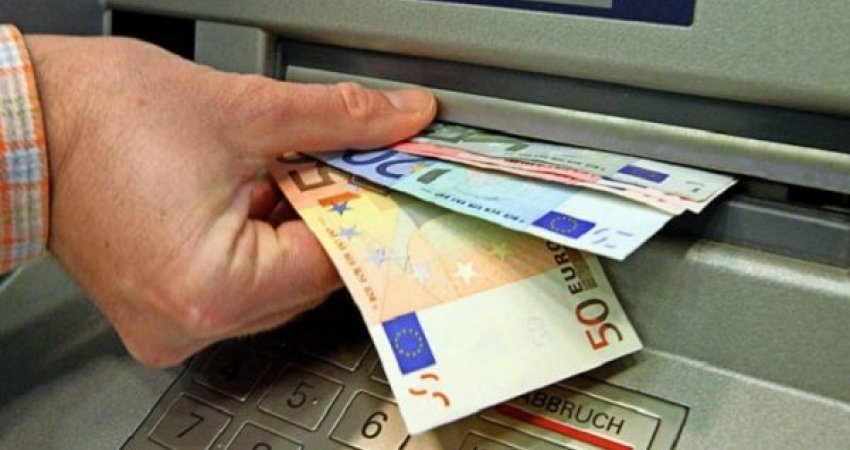 Shërbyesit publikë presin pagën e 13-të, kur pritet të ekzekutohet