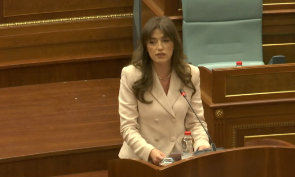 Haxhiu premton “paanshmëri” pasi u bë kryeparlamentare: Dallimet t’i mbajmë me respekt, s’është e domosdoshme të mendojmë njësoj
