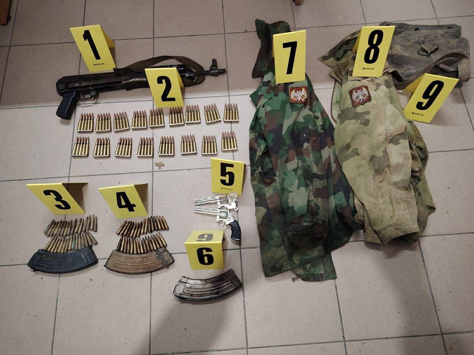 Aksion i policisë në veri: Konfiskohen armë, granata dhe emblema serbe (FOTO)