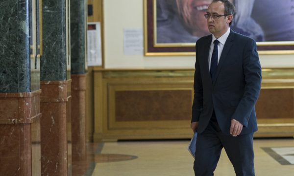 Hoti: Ju thoni papunësia 10%, por s’e keni rritë punësimim – njerëzit kanë imigru jashtë dhe s’janë më në shifra