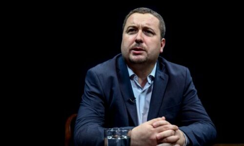 Latifi për vendimin e Komunë së Prishtinës: Një ditë si pa e kuptuar, shfaqet ajatollahu në krye të shtetit