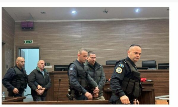 Vëllezërit Viqentijeviq të akuzuar për sulmin në Ibër-Lepenc me duar të lidhura para gjykatës në Prishtinë