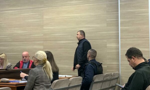 Dëshmitari thotë se Arsiq ia kishte maltretuar djalin duke e detyruar ta bartte në shpinë një person të vrarë