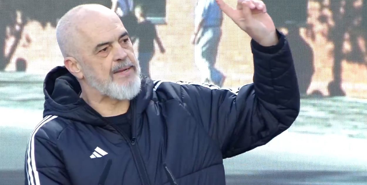 VIDEO/ Rama përplaset me disa qytetarë pas daljes nga mbledhja me banorët e Durrësit
