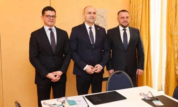 Ministri kroat i Mbrojtjes takohet me Maqedoncin e Vengun në Mynih: Bashkëpunimin ynë s’e rrezikon askënd