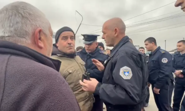 Tensione te tregu i automjeteve në Prishtinë, shitësit ilegal tentojnë ta bllokojnë rrugën