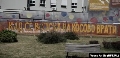 Mësuesi nga Nishi ndëshkohet pasi mbulon grafitin “Kur ushtria të kthehet në Kosovë”
