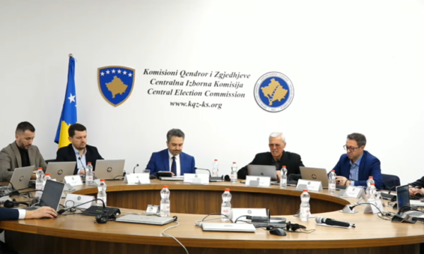 Mblidhet KQZ-ja, pritet të ndahen qindra-mijëra euro për partitë parlamentare