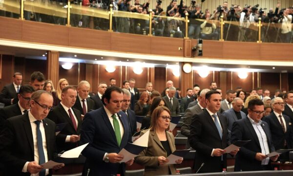 LDK “sqarohet” pasi nuk e votoi rezolutën për krerët e UÇK’së: S’pranojmë të  legjitimojmë qasje të njëanshme ndaj drejtësisë