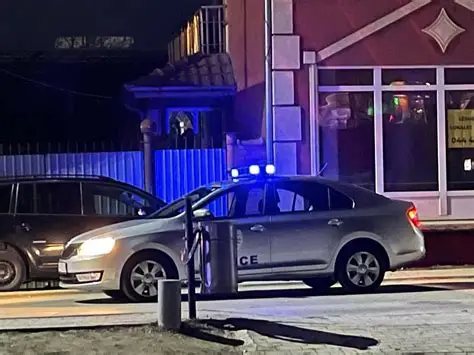 Aksident në Pejë: Një person goditet nga një veturë përballë stacionit të policisë