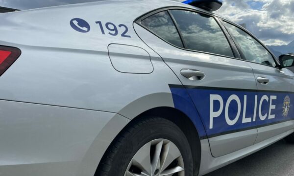 Ndalohen një kosovar e një serb për kalim ilegal të kufirit, në automjetin e tyre kishin fellne e goma pa dokumente
