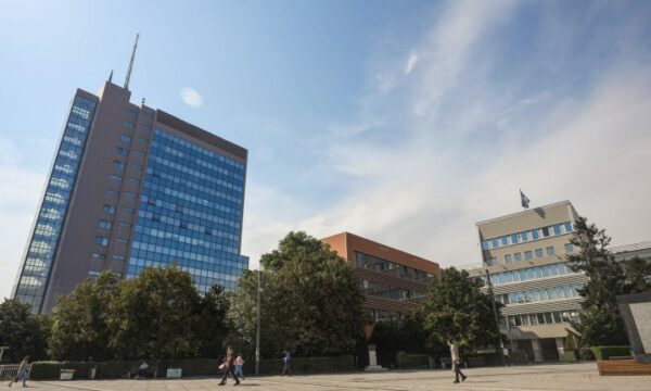 Mblidhet një komision parlamentar