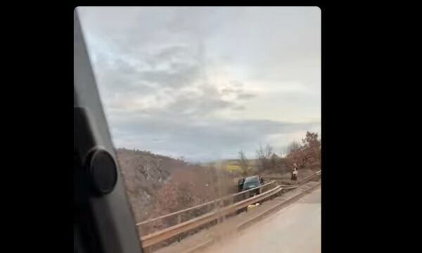 Aksident në Dollc, vetura përfundon jashtë rrugës