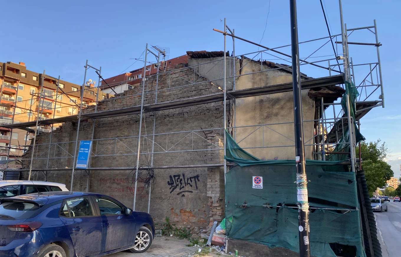 Dështimi i trefishtë për restaurimin e monumentit të rrezikshëm në mes të Prishtinës