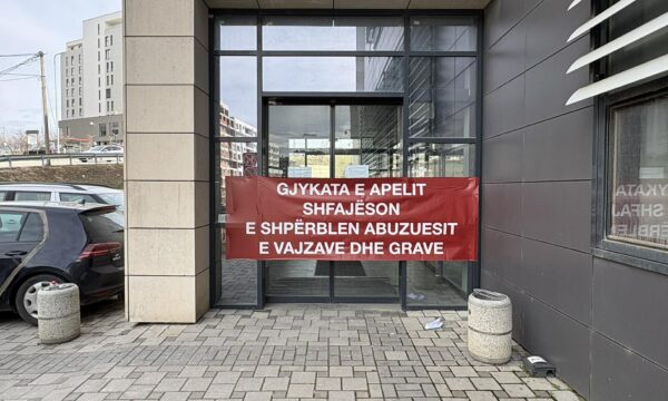 “Apeli shfajëson e shpërblen abuzuesit e vajzave dhe grave”: Aksion pas lirimit të policit të akuzuar për abuzim seksual të të miturës në Drenas