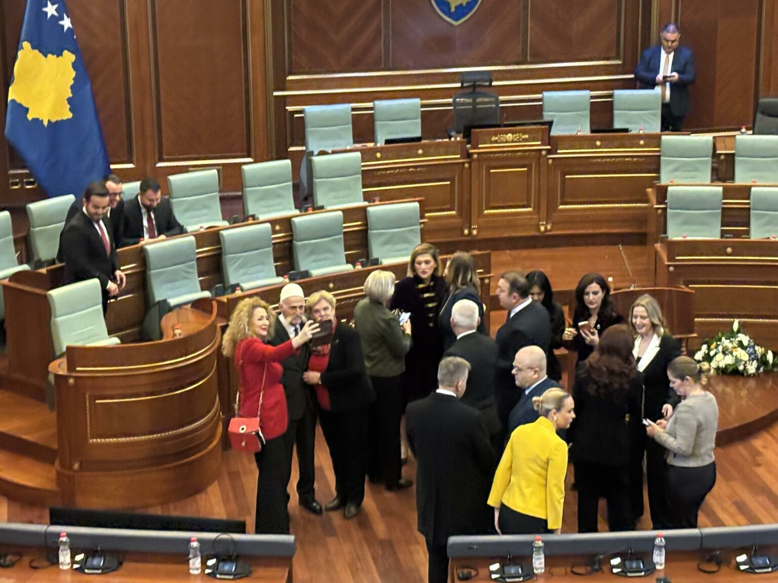 Përgatitje solemne në Kuvend për Ditën e Pavarësisë, Rifat Jashari i pranishëm mes figurave kryesore