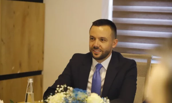 Tahiri: Kurti nuk e do Vjosa Osmanin për presidente, do personalitete të tjera ku e shtrin kontrollin e tij direkt