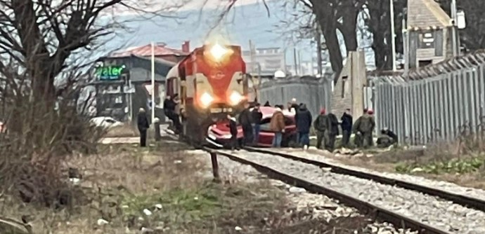 Aksident mes trenit dhe një veture, pranë kazermës në Prishtinë