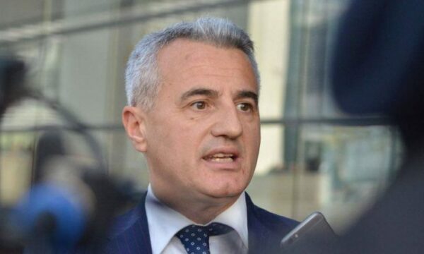 Avokatit Arianit Koci pohon se është ndalur për verifikim nga policia serbe teksa po hynte në Kosovë