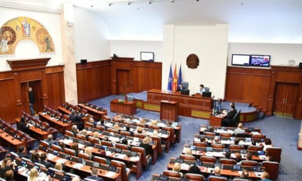 Deputetët shqiptarë në Kuvendin e RMV propozojnë rezolutë për ish-krerët e UÇK-së në Hagë