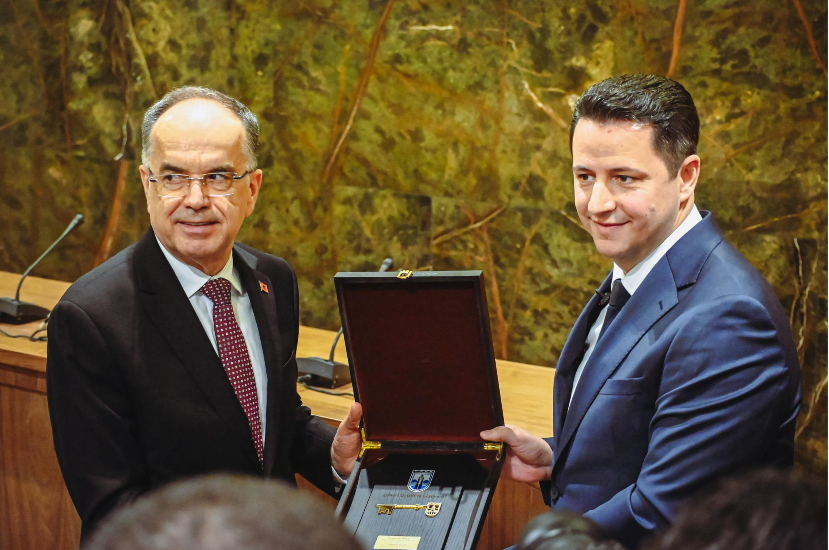 Valbon Limani i dhuron “Çelësin e qytetit” presidentit të Republikës së Shqipërisë, Bajram Begaj