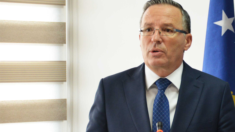 “Temë e diskutimit është situata aktuale politike”, Bedri Hamza flet shkurt teksa hyn në Kuvend për takim me Kurtin